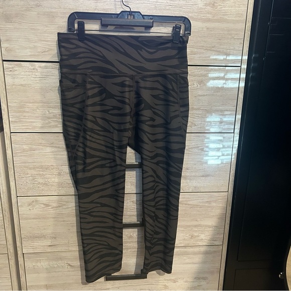 Old Navy Active Elevate Leggings. Women's Large High Rise. Gray Tiger Stripe. - Picture 1 of 4